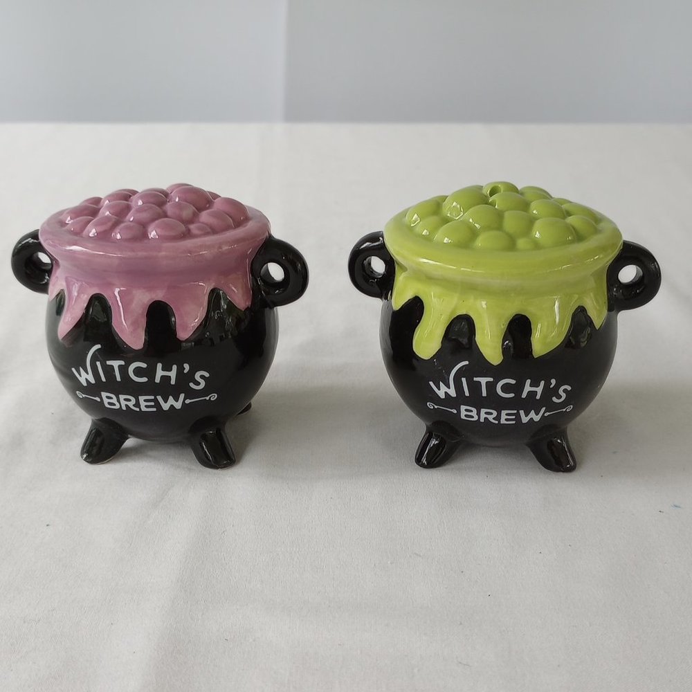 NWT   Witch's Brew Salt & Pepper Shaker Set-